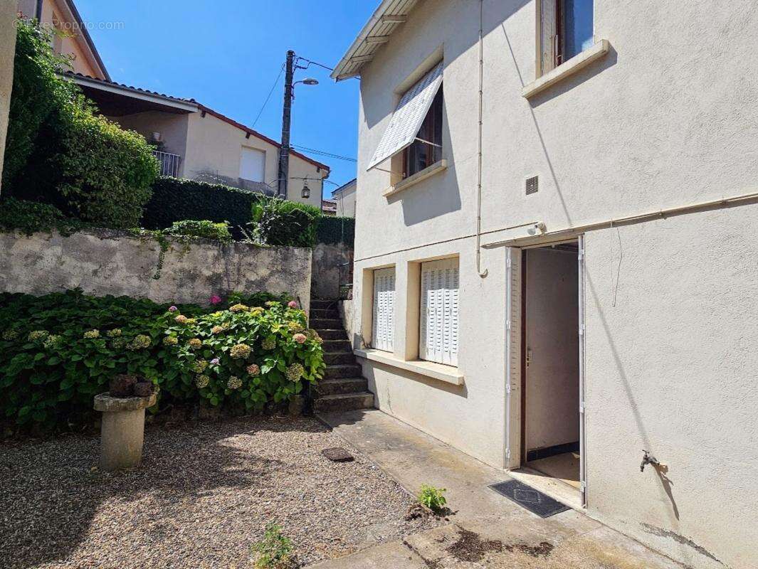 Maison à vendre 7 pièces - 180 m² - Extérieurs - 2 garages à VERTAIZON (63) - photo 4