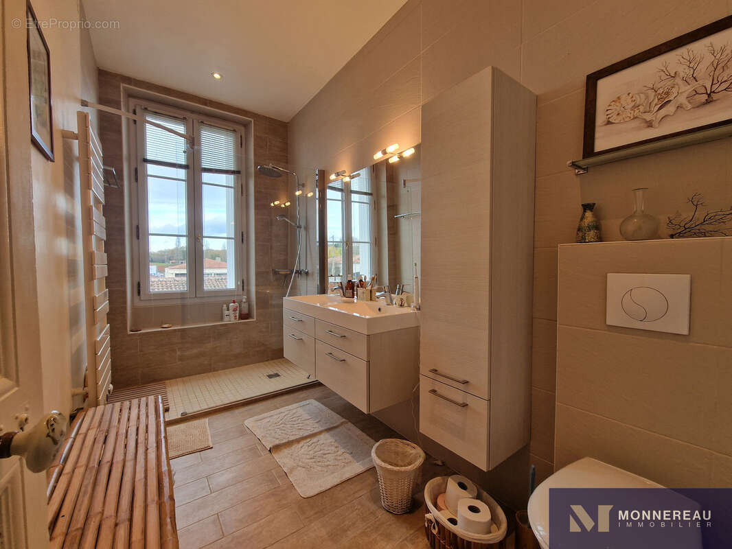 Maison à MONTMOREAU-SAINT-CYBARD