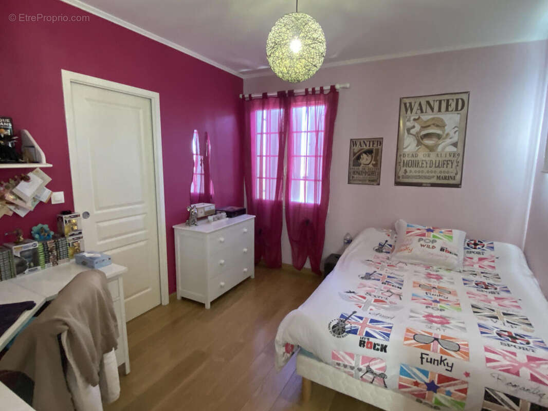 chambre etage - Maison à BARBEZIEUX-SAINT-HILAIRE