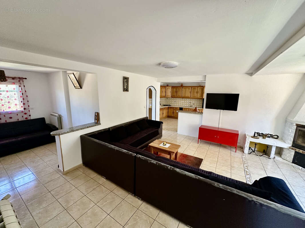 St Gilles (30): Grande Villa T5 de 117 m2 sur 253 m2 de terrain avec garage et deux parkings - photo 4