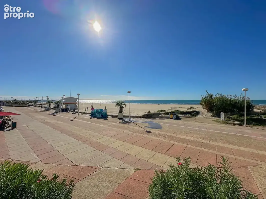 Studio en première ligne face à la mer avec 2 parkings - photo 1