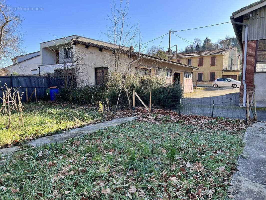 Commerce à LACROIX-FALGARDE