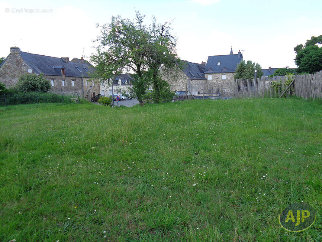 Terrain à GUEGON