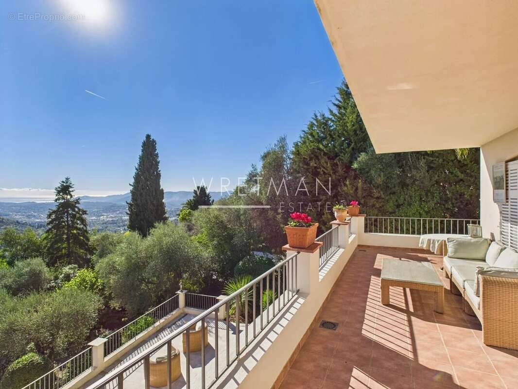 Maison à CHATEAUNEUF-GRASSE
