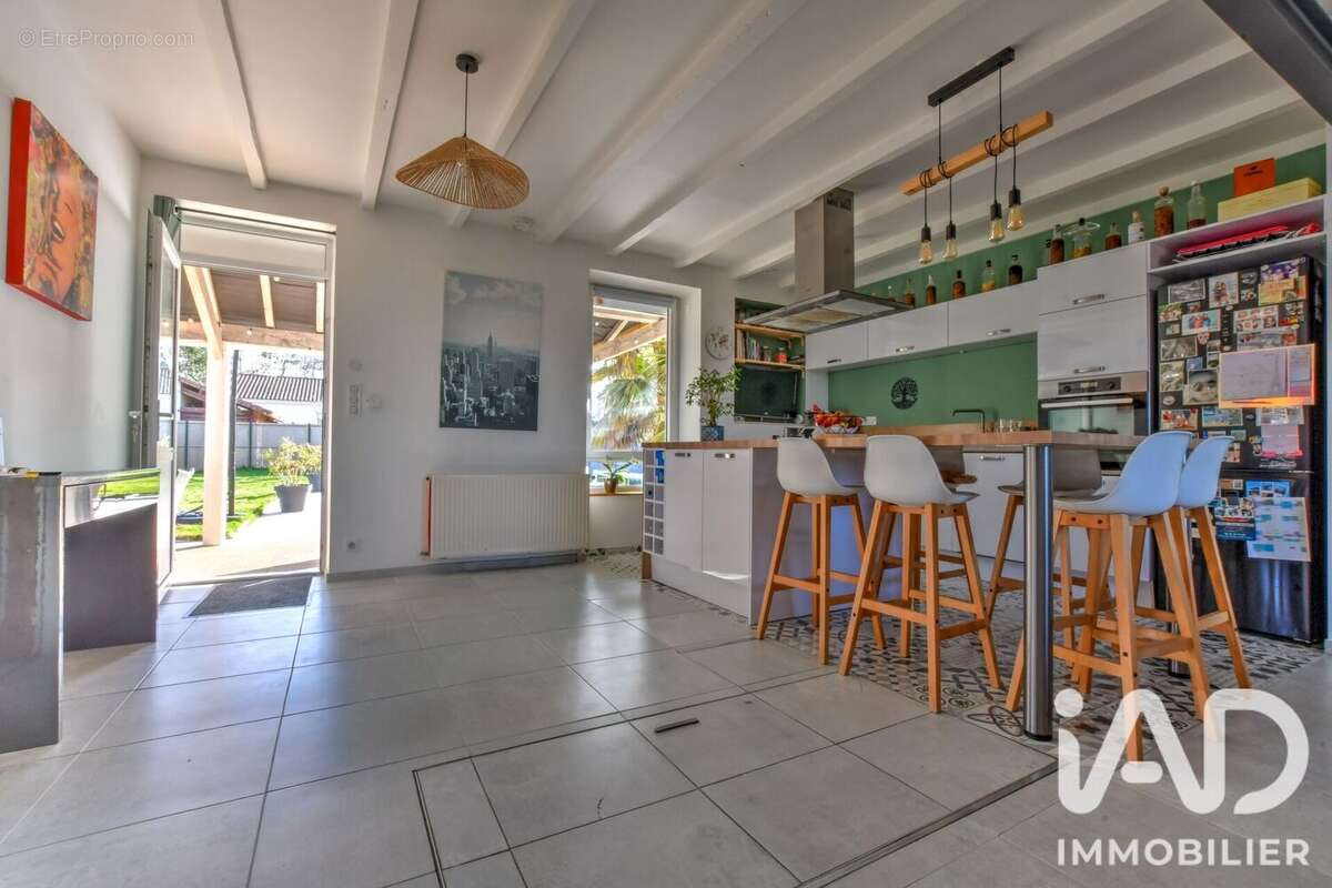 Maison 140 m² à Verneuil-Sur-Vienne  - photo 2