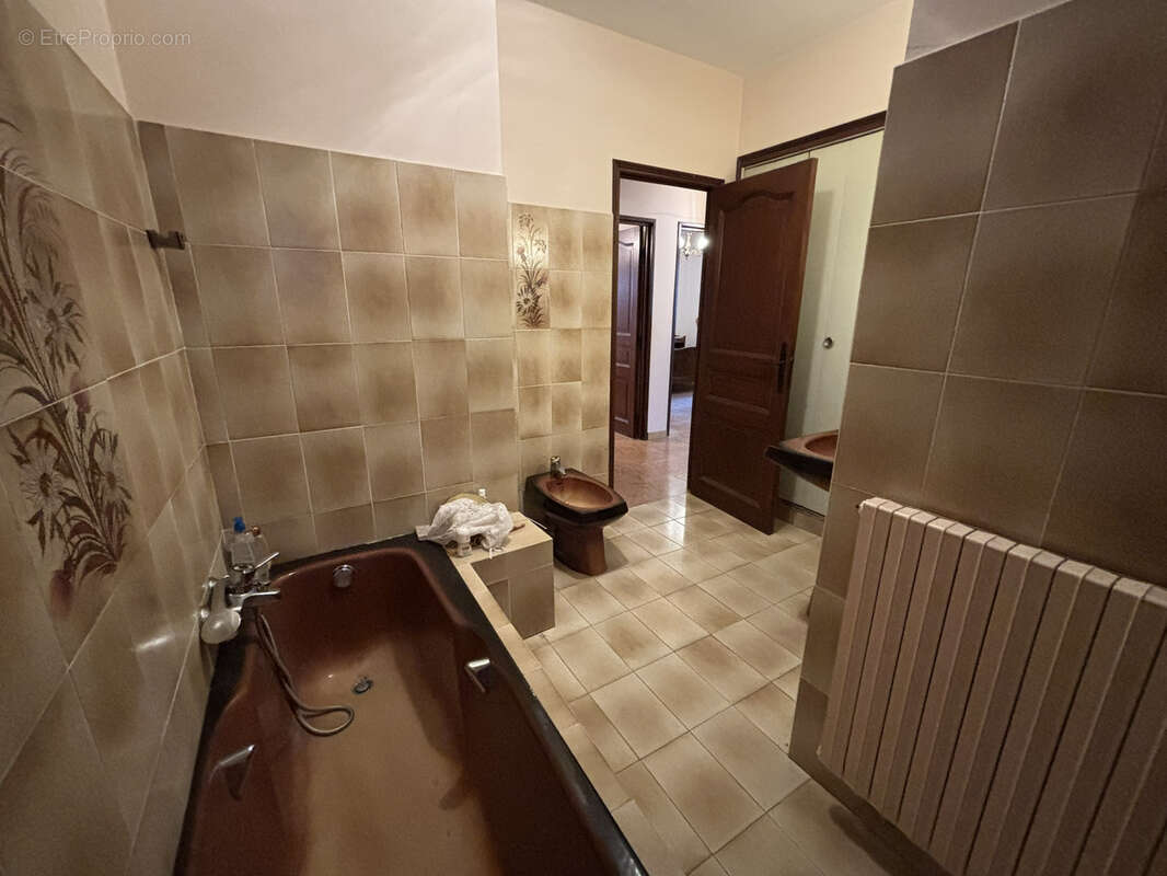 Villa avec plusieurs appartements située dans un quartier calme de Porto Vecchio. - photo 12