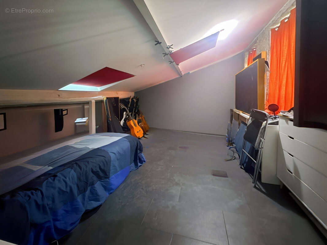 Cosy T2 au dernier étage d'un petit immeuble entretenu. - photo 10