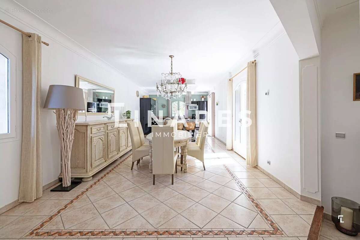 Maison à SIMIANE-COLLONGUE