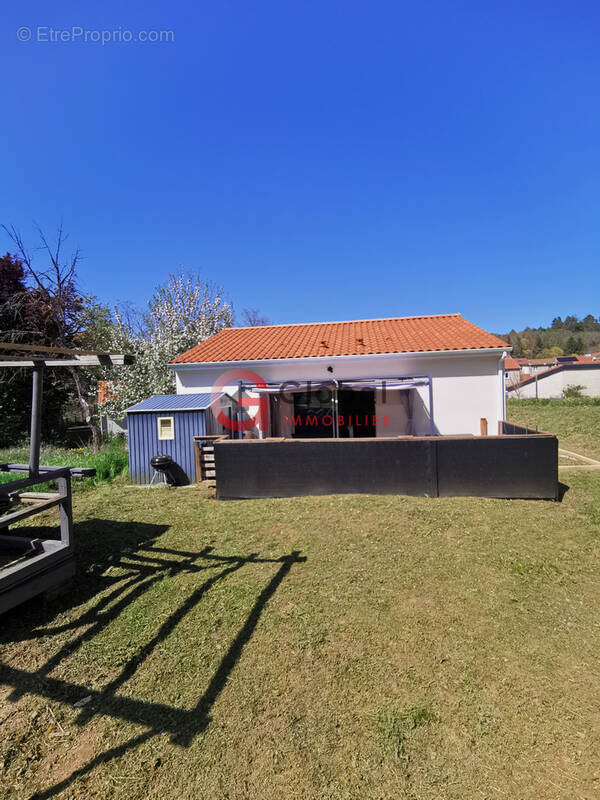 Maison à SAINT-GENES-CHAMPANELLE