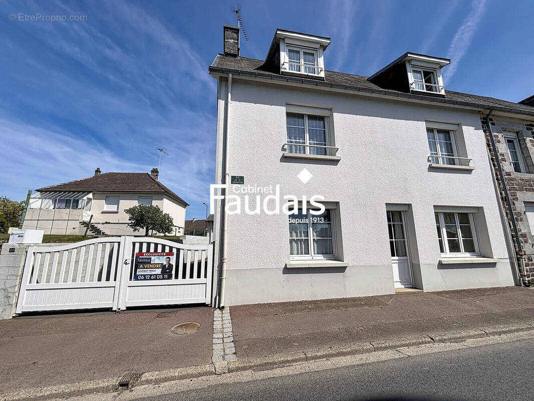 Maison à SOULLES