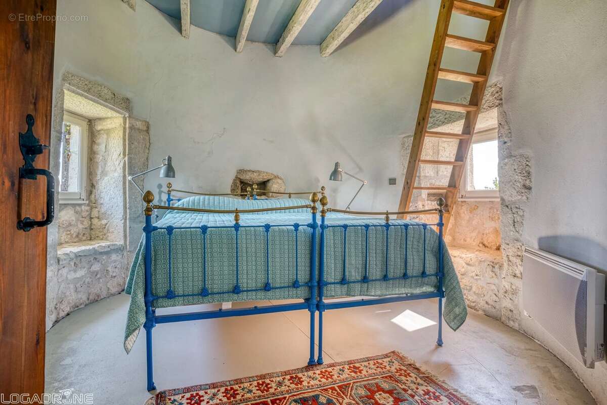 Domaine historique avec piscine, verger et vues sur la campagne environnante. - photo 15