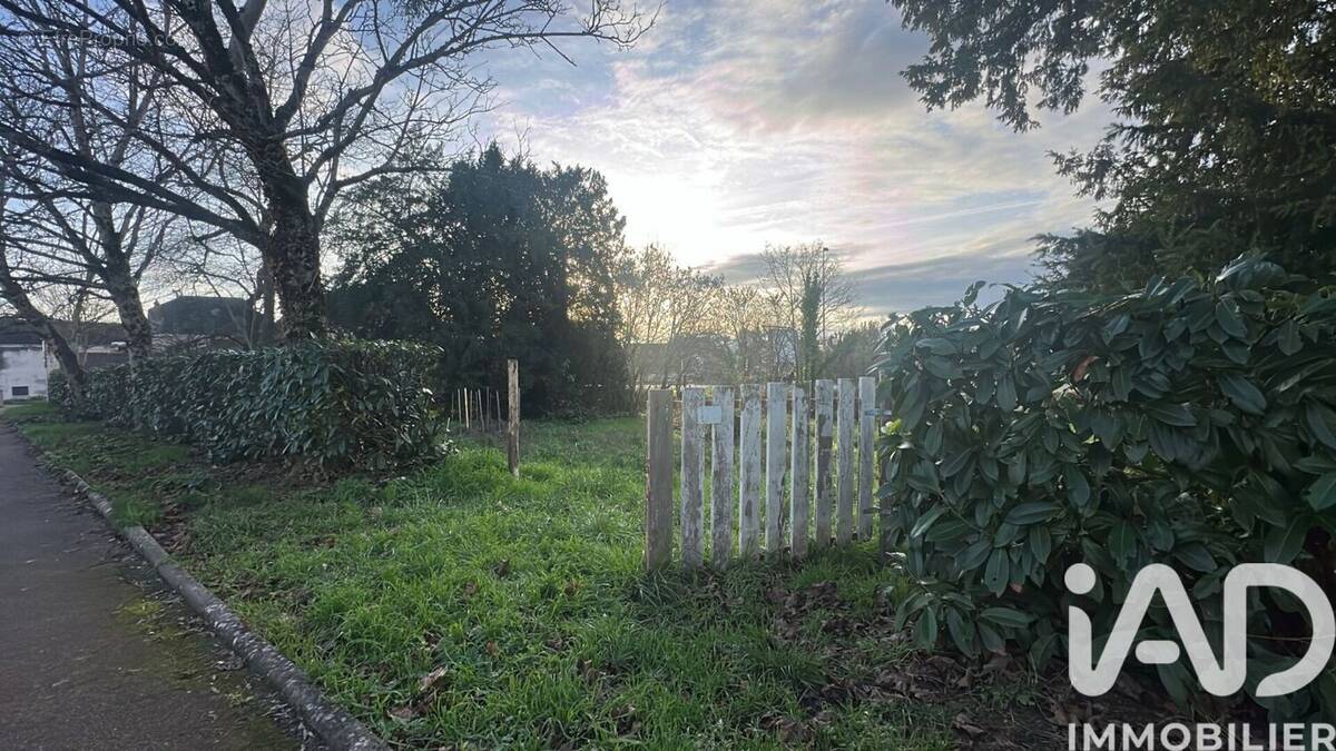 Photo 1 - Terrain à CHATELLERAULT