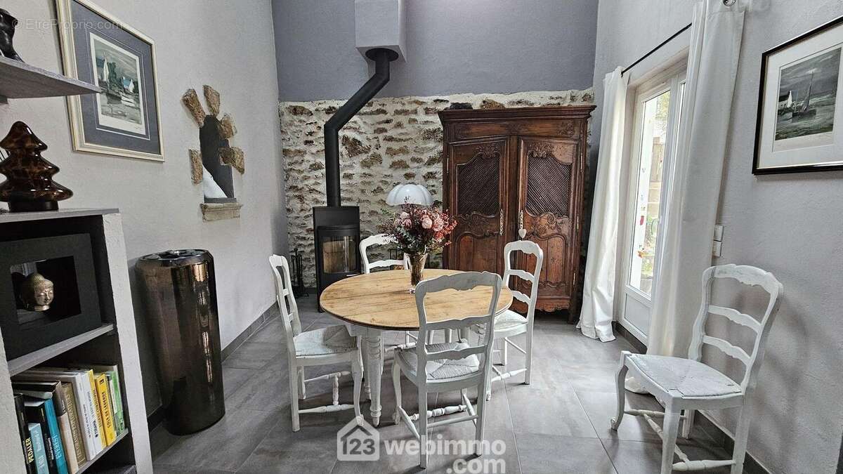 Un espace salle à manger.