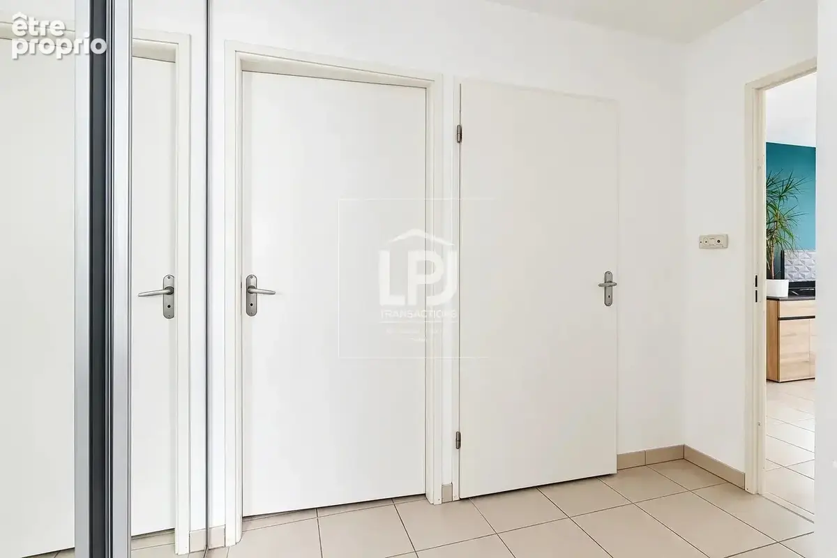 Dernier étage, appartement T4 traversant de 76 m², double exposition, deux balcons, double garage boxé et deux places de station - photo 11