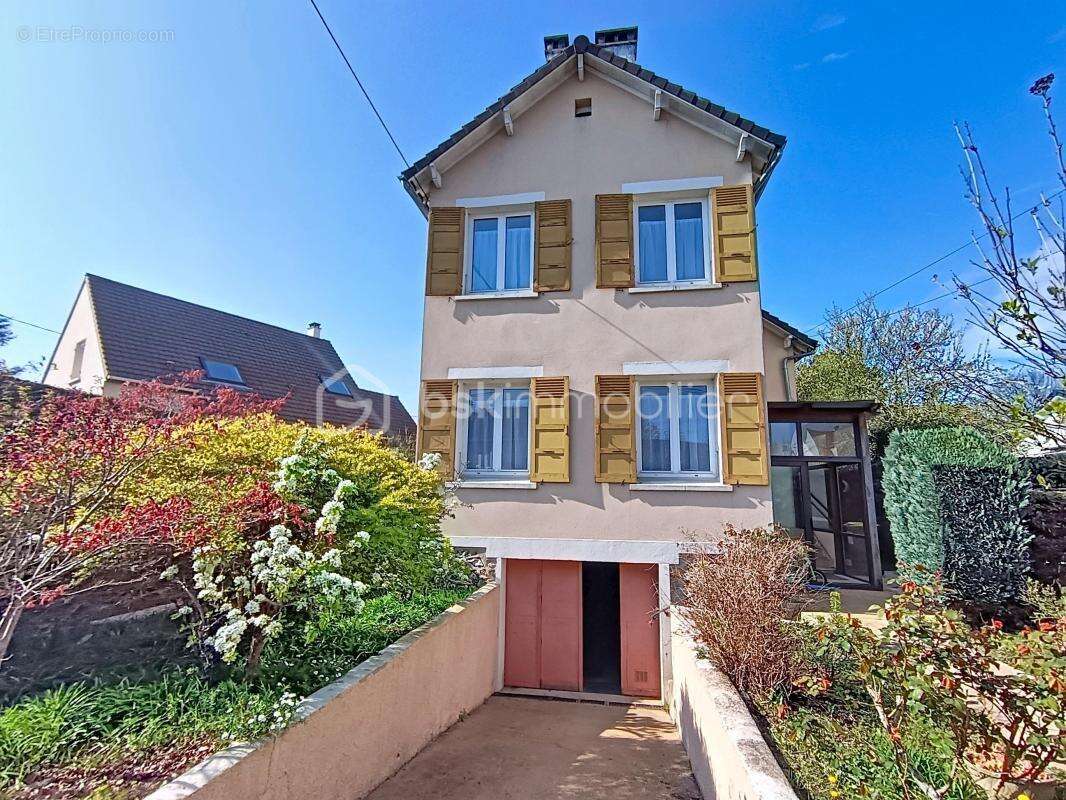 Maison à SAINTE-GENEVIEVE-DES-BOIS