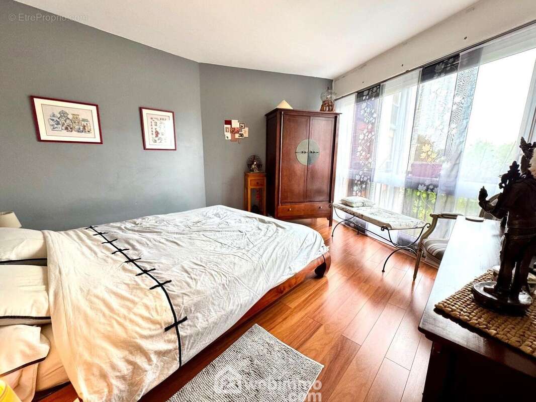 Passons à l&#039;espace nuit avec la première chambre... - Appartement à RIS-ORANGIS