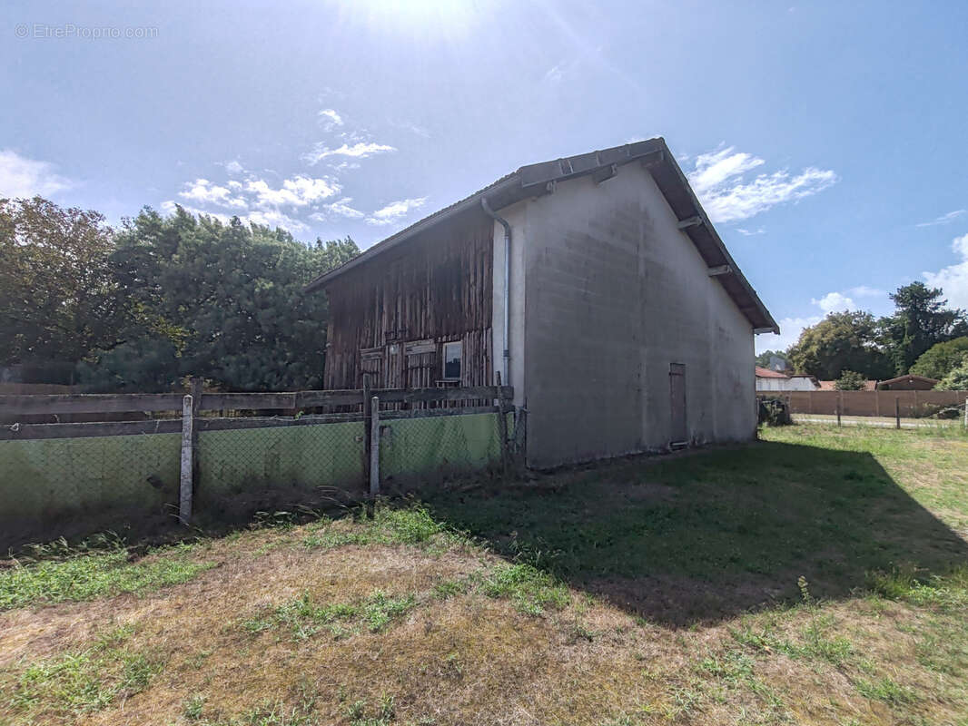 Terrain à SAINT-JULIEN-EN-BORN