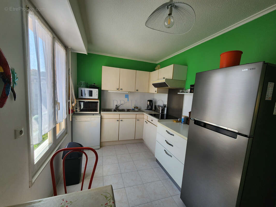 St raphael centre ville - t2 54m2 + garage et cave - photo 6
