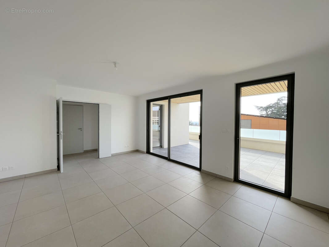 Appartement à LA TOUR-DE-SALVAGNY