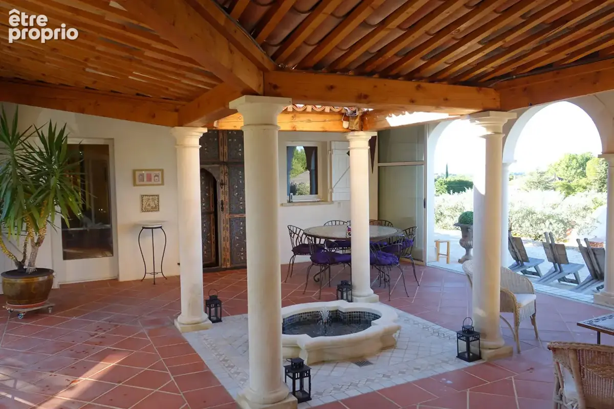 AUPS, superbe propriété comprenant une villa d'architecte ,un bastidon et piscine sur 2996 m2. - photo 2