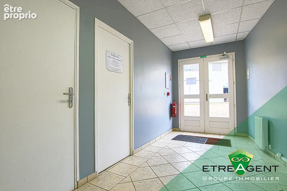 Local commercial 300m² plain-pied avec parking - Charleval - photo 9
