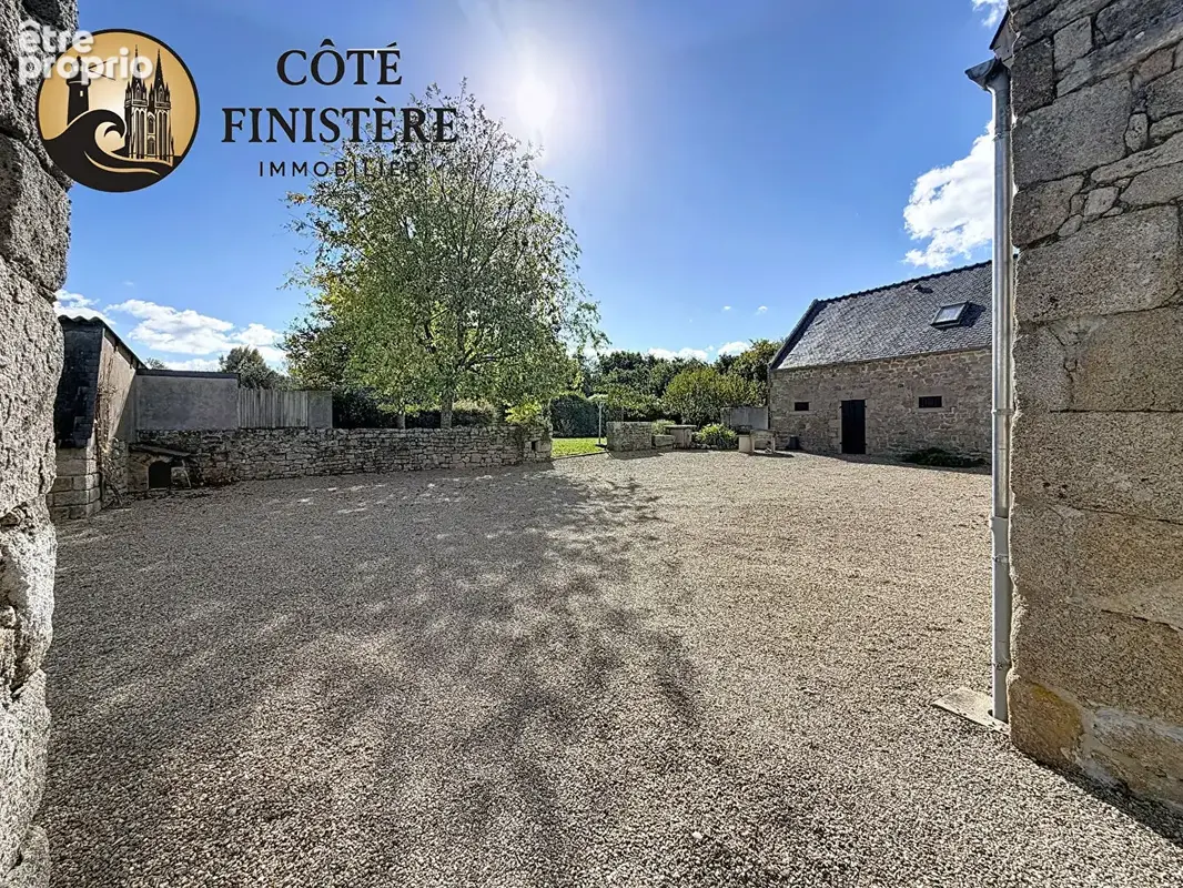 LOCTUDY - Une belle propriété au coeur du bourg, avec maison indépendante et jardin ! - photo 11