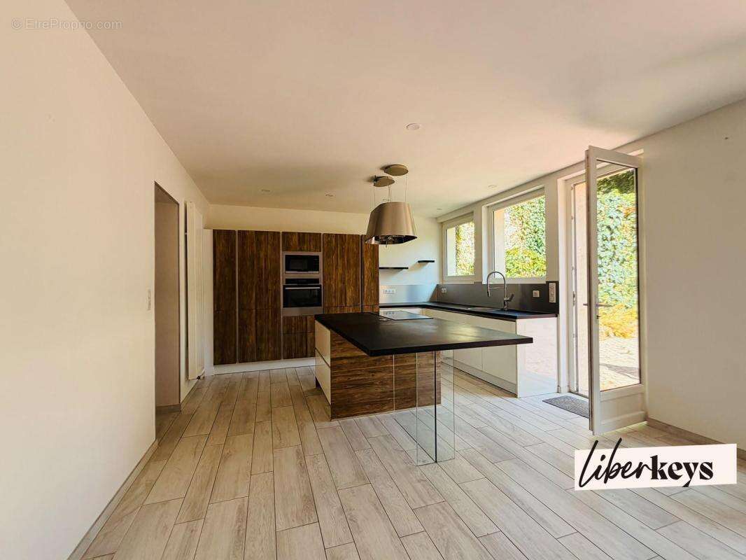 La châtaigneraie – maison de ville 269 m² avec studio indépendant : résidence familiale ou investissement locatif à fort potenti - photo 6