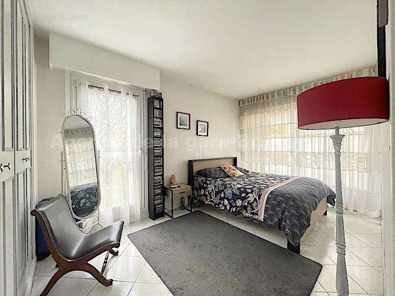 Chambre 2 avec balcon - Appartement à BRUNOY