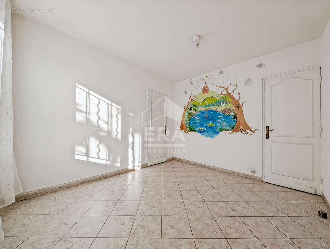 Appartement à MARSEILLE-4E