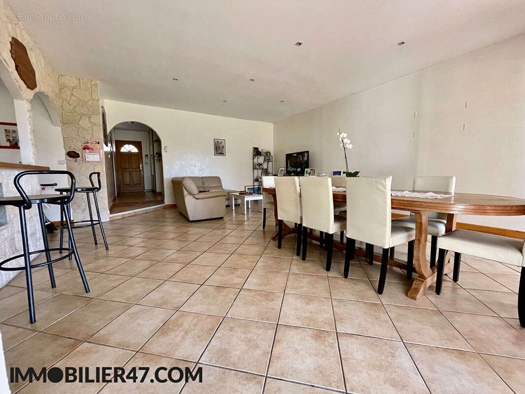 Maison à SAINT-HILAIRE-DE-LUSIGNAN