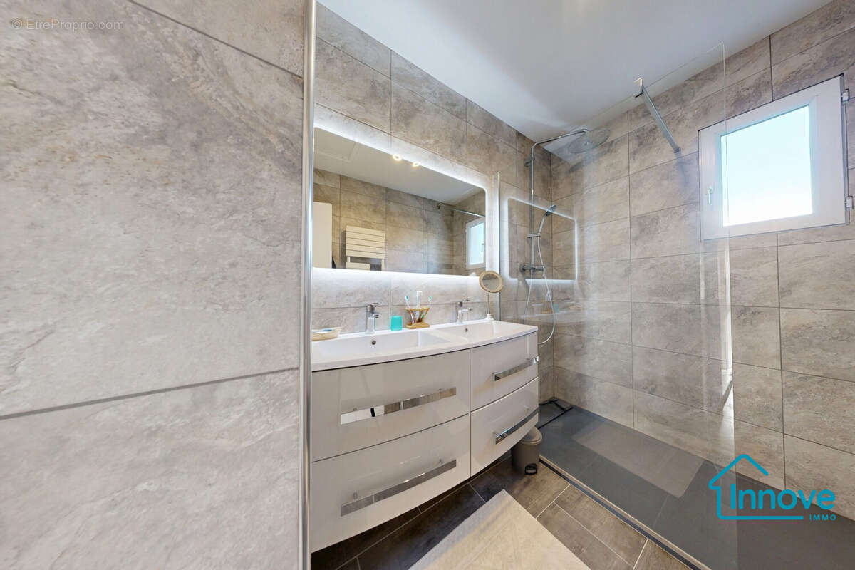 Maison à LES CLAYES-SOUS-BOIS