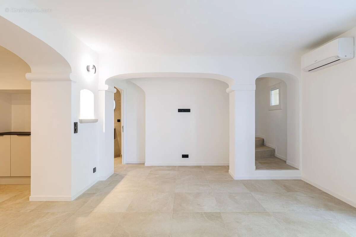 Appartement à SAINT-LAURENT-DU-VAR