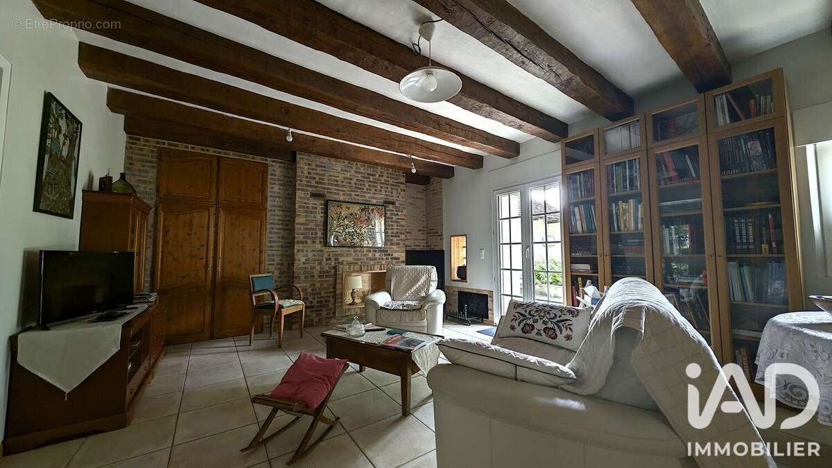 Maison 188 m² à Beaumont-La-Ronce  - photo 9