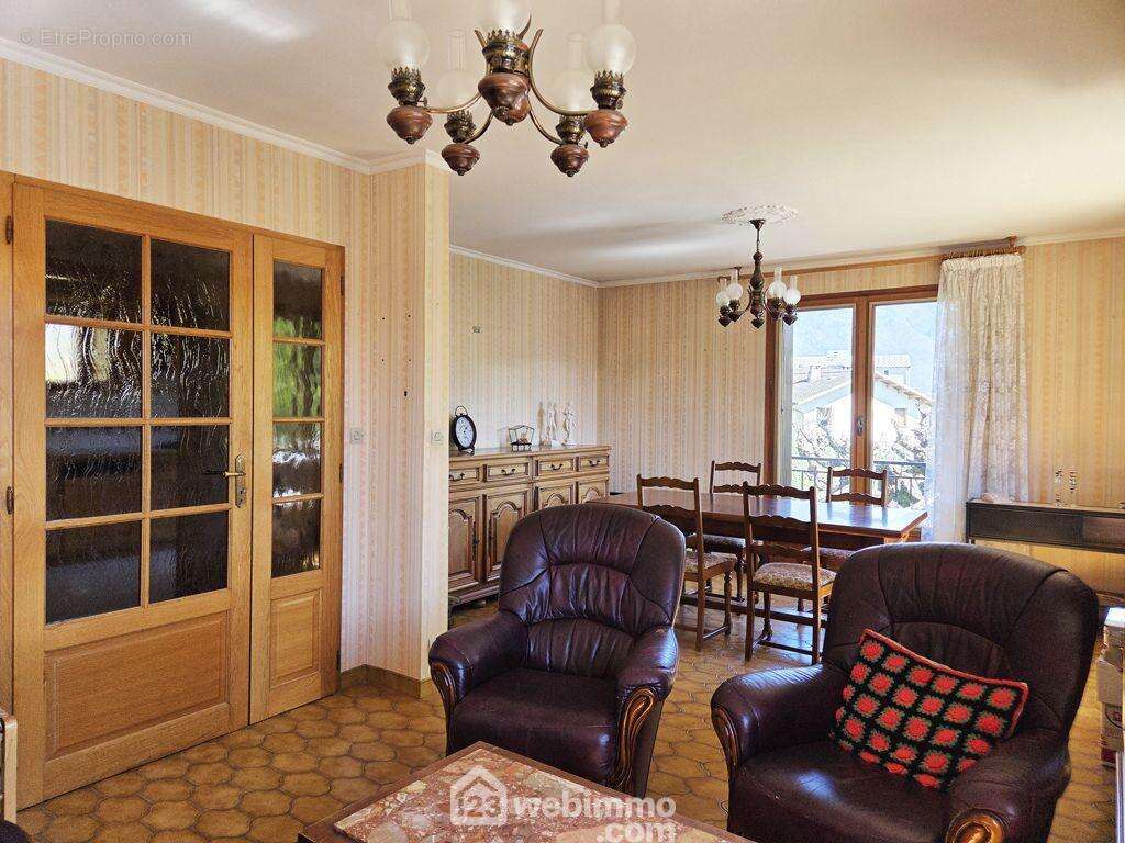 et d'un séjour lumineux de 26m². - Maison à ALBERTVILLE