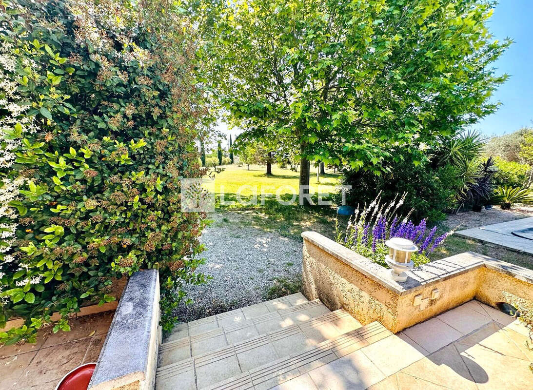 Villa Arles 5 pièce(s) 155.74 m2 - photo 3