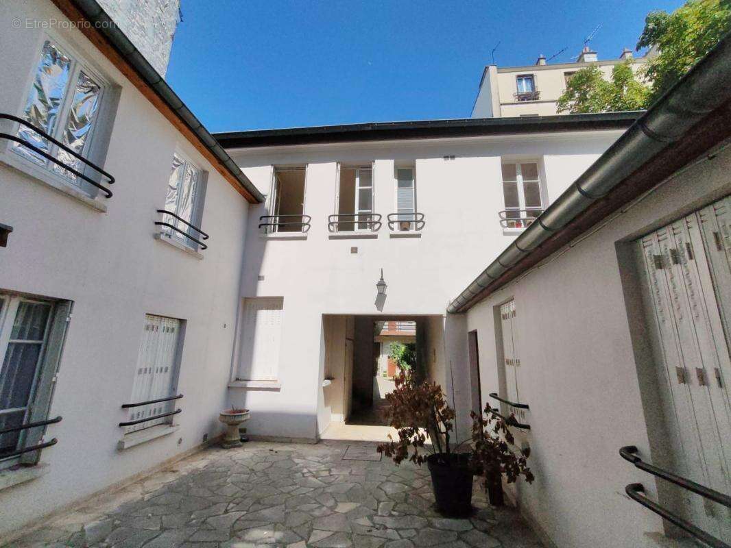 Paris 17e – Rue Truffaut / Batignolles – 2 pièces au calme, rénové, meublé et prêt à vivre - photo 11