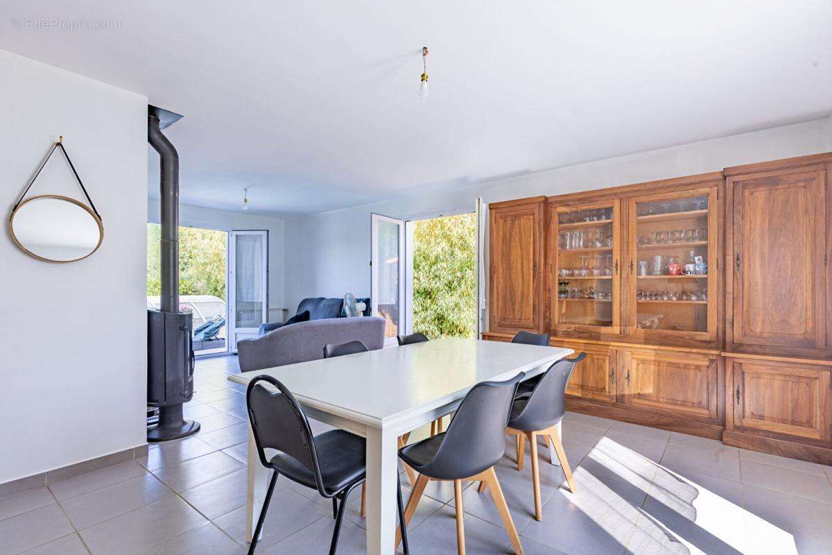 Maison Cugand 5 P . 4 Chs . 121.69 M² . T 1276 M² . Piscine avec abri . Garages . Terrasse - photo 5