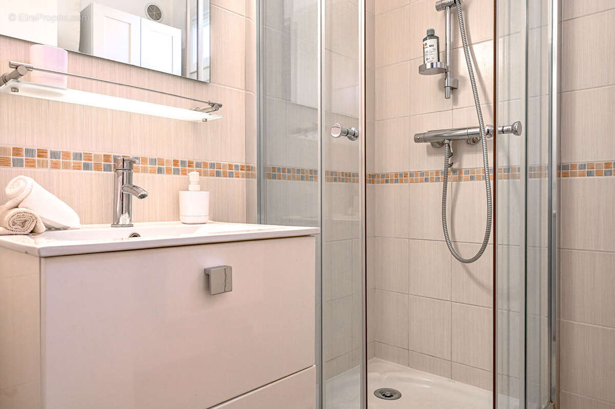 ** Proche Plage & Port ** Appartement  1 Pièce (28,05m²) ** (83430) SAINT MANDRIER SUR MER ** - photo 9