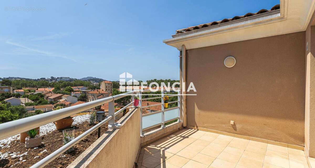  LIMITE PORTE MARINE – Superbe T2 au dernier étage avec grande terrasse, vue dégagée et garage XXL !  - photo 2