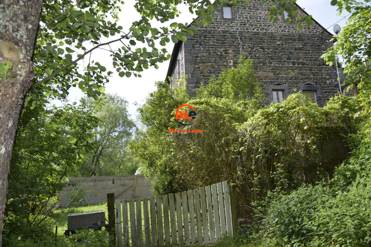 MAISON A VENDRE 7 PIECES GELLES AGENCE IMMOBILIERE BSLE SECTEUR PONTGIBAUD - Maison à GELLES