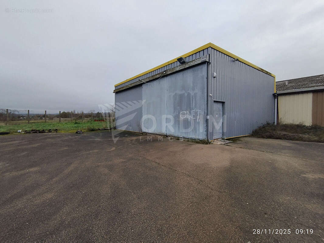 Commerce à MONETEAU