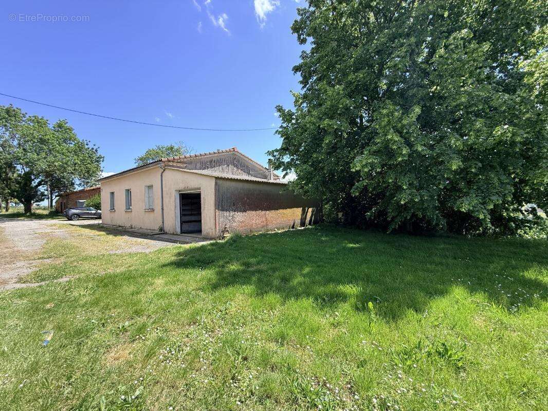 Un cadre de vie rare + de 5000m2 de terrain - photo 17