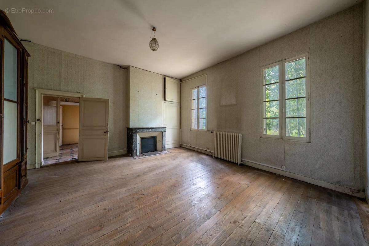 Maison à SAINT-MEDARD-DE-GUIZIERES