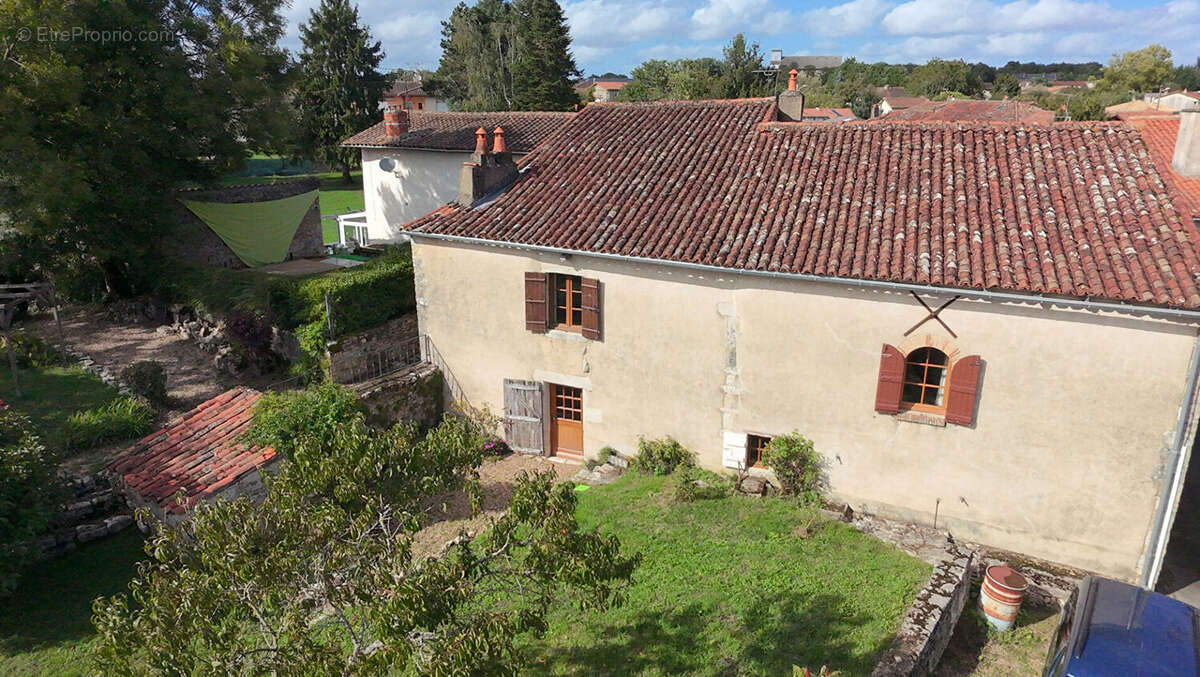Maison 245m² à charroux - photo 2