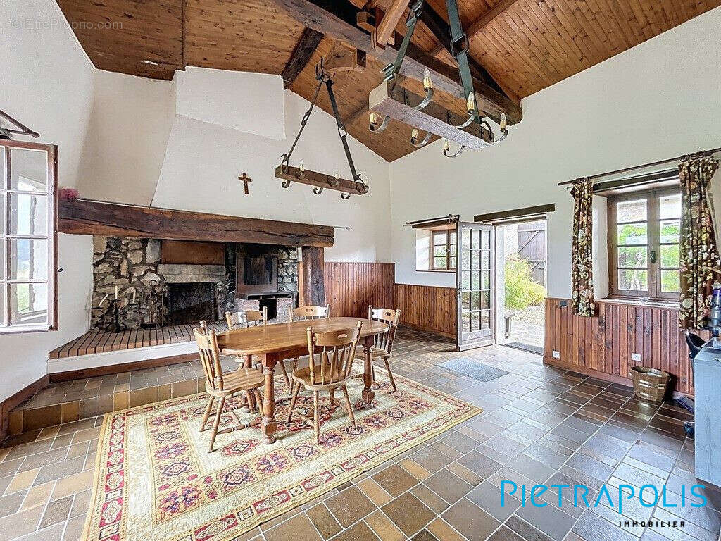 Salon séjour  - Maison à BRULLIOLES