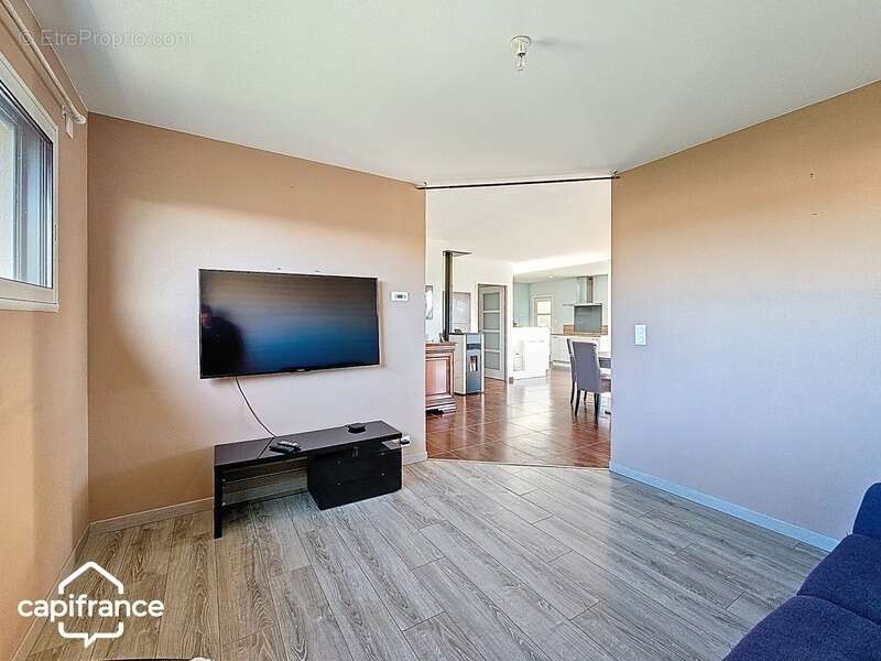 Maison de plain-pied 121 m² – 3 chambres – 3 garages (87m²) – terrain clos 1 454 m² – Boussais (79) proche Airvault - photo 6