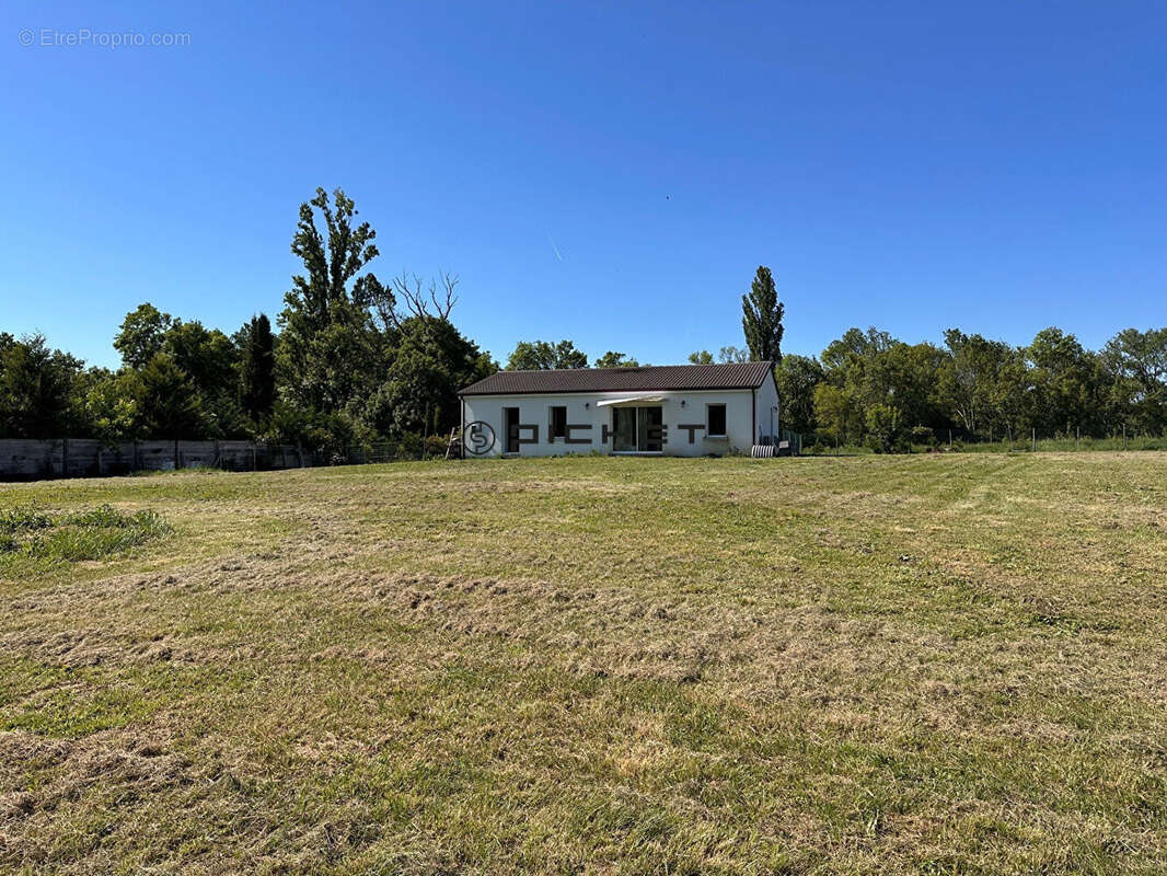 Maison à MONTAZEAU