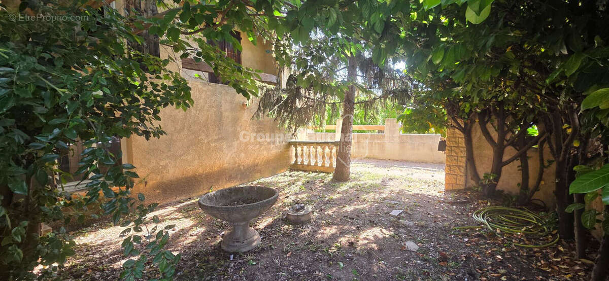 LES PENNES MIRABEAU, secteur calme et recherché, Villa de 100 m²  à rénover avec travaux de type 4 sur parcelle  de terrain de 4 - photo 6