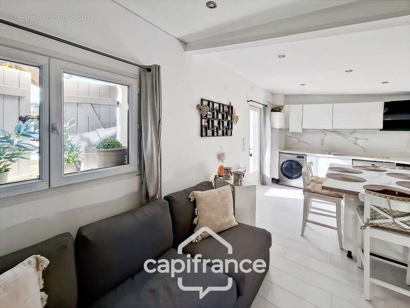 Alleins, maison de plain pied de   83m2 environ établie en zone agricole sur une parcelle de 3 400m2 m2 avec garage attenant - photo 9