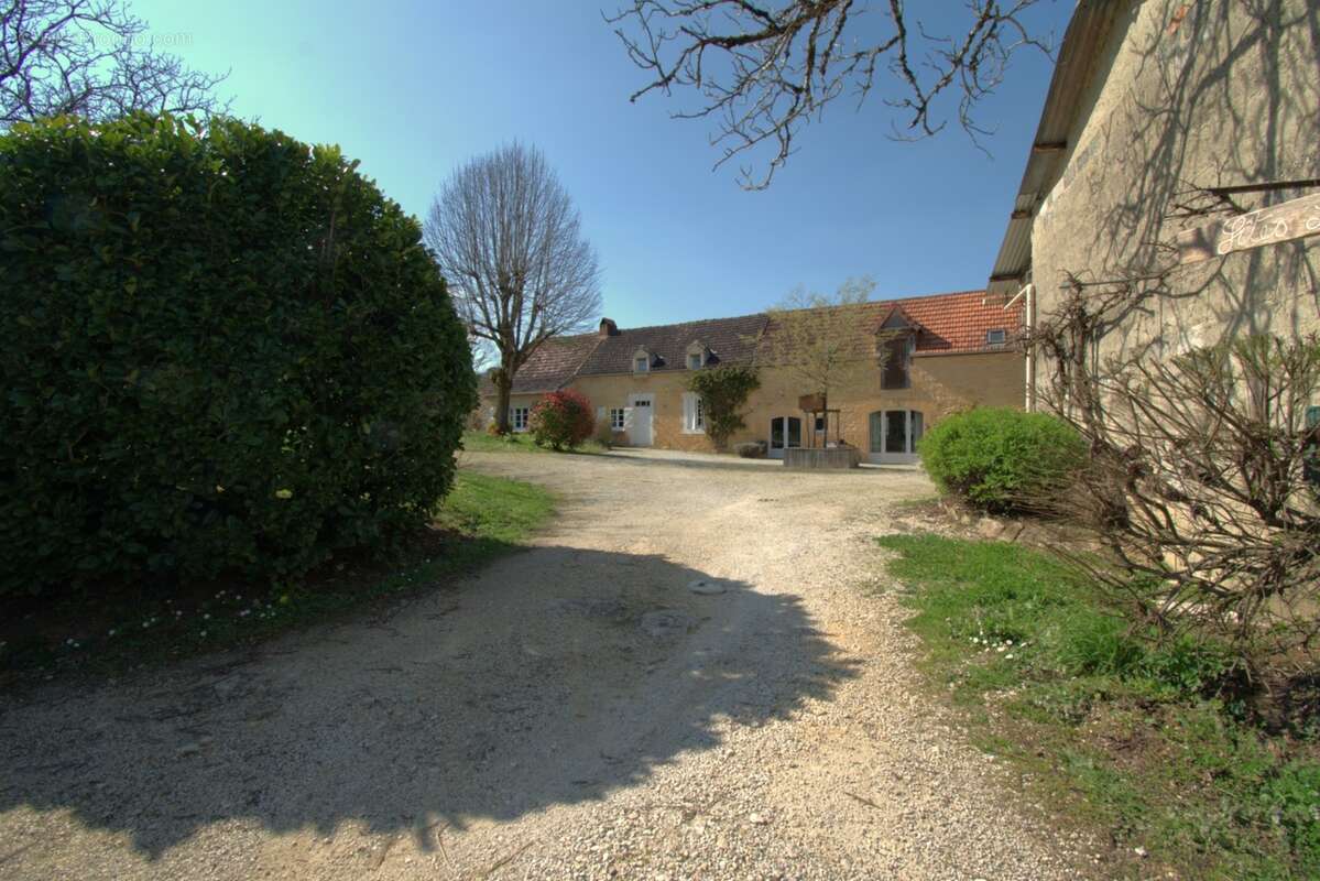 SAINT GENIES (24), vente propriété 277 m2 sur 4 ha, gîtes en activité - photo 4